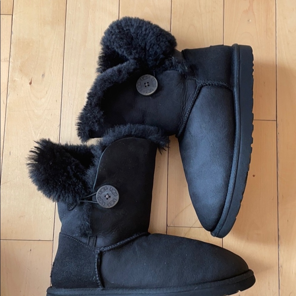 Short black Uggs with botton closure